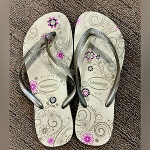 *Like New* Havaianas Slim Flip Flops - white/grey - women’s size 6